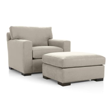 Bej renkli kol sandalyesi, bacaklar için yer, modern mobilyalar, izole edilmiş. Koltuk sandalyesi kanepede, açık bej kumaş kumaş Tufted Kulübü Sandalyesi, Stil Salon Koltuğu 