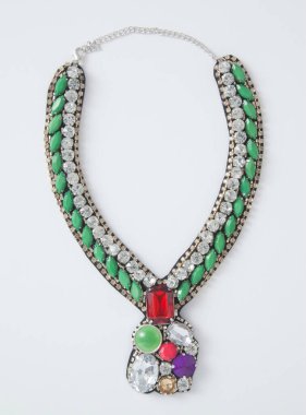 Kırmızı, yeşil ve mor taşlı bijou kolyesi, kristaller, modern mücevherler, izole edilmiş. Taş boncuk kolye..