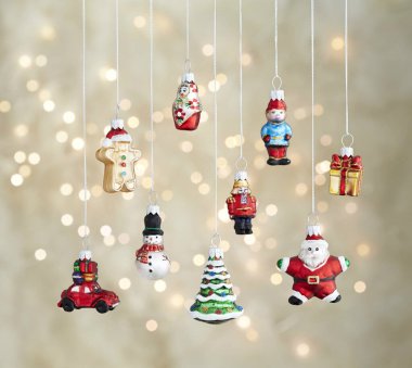 Noel ağacı oyuncakları, kış tatilleri, güzel şenlikli süsler. Ağaç topları süslemesi, alışılmadık dekoratif cam toplar.