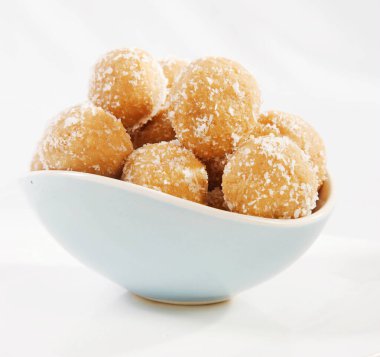 Hindistancevizli kayısı ve beyaz kasede kaju lahanalı tatlı topları yalıtılmış. Hindistan cevizli rom topları. Hindistan cevizi topları. Çiçek, fırında.