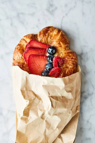 Pastelaria Dinamarquesa Com Mirtilo Morango Croissants Saco Papel Espaço Cópia — Fotografia de Stock