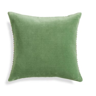 Yeşil kadife yastık kare paylaşımı, izole edilmiş. Beyaz arka planda izole edilmiş yeşil kadife lüks yastık, üst görünüm.