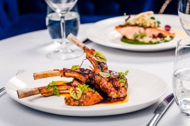 Baharatlı ve Sause yakın plan yaratıcı restoranda kuzu pirzolası. Baharatlı ve Sause Kapalı Koyun Pirzolası