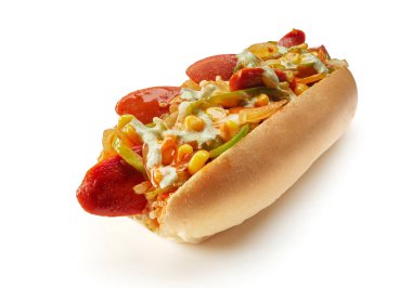 Sosisli sandviç ve ketçaplı çörek, izole edilmiş. Beyaz arka planda izole edilmiş lezzetli sosisli sandviç.