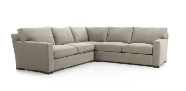 Geniş gri, modern açılı kanepe, yumuşak mobilyalar, izole edilmiş. Köşedeki kanepe ıssız, koltuk açısı gri mobilyalar.. 