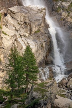 Grand Paradis Ulusal Parkı 'nda Şelale
