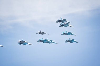Rus akrobatik gösteri ekibi Swift gökyüzünde.