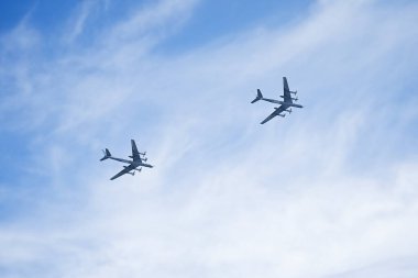 Rus gösteri ekibi Swift gökyüzünde, Zafer Günü geçit töreninde.