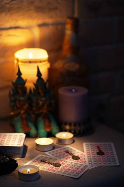 Masadaki tarot kartlarında bir mumla fal baktırmak.