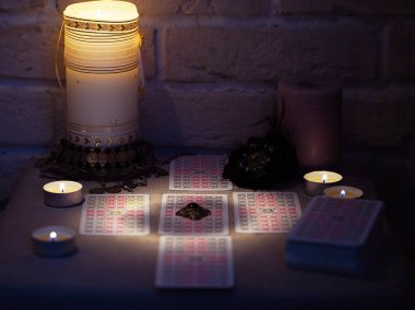 Masadaki tarot kartlarında bir mumla fal baktırmak.