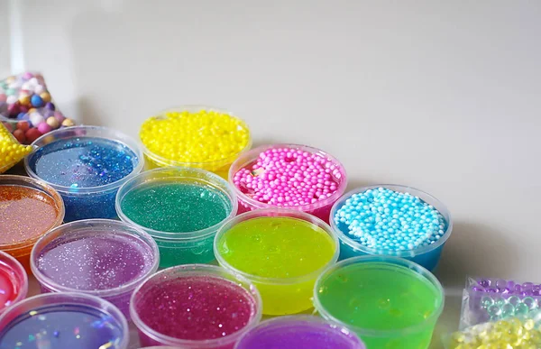 Slimes colorés déconcentrés à l'intérieur des boîtes en plastique . — Photo