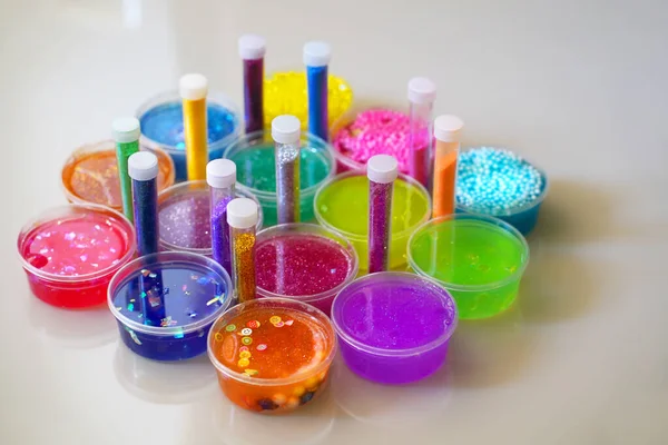 Slimes colorés déconcentrés à l'intérieur des boîtes en plastique . — Photo