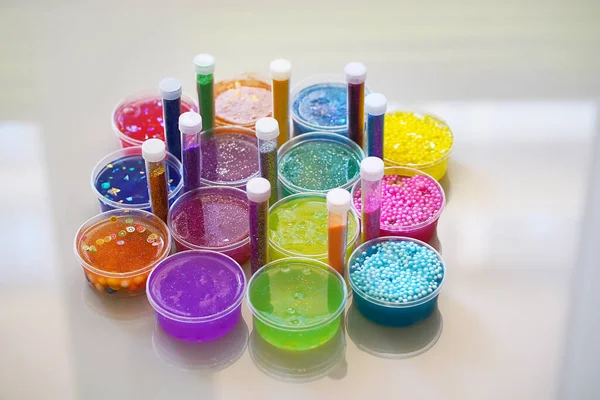 Slimes colorés déconcentrés à l'intérieur des boîtes en plastique . — Photo