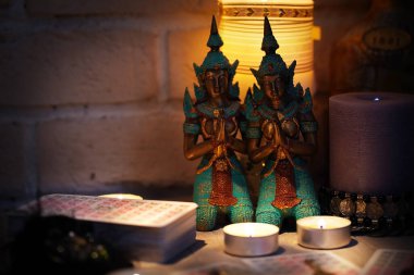 Masadaki tarot kartlarında bir mumla fal baktırmak.