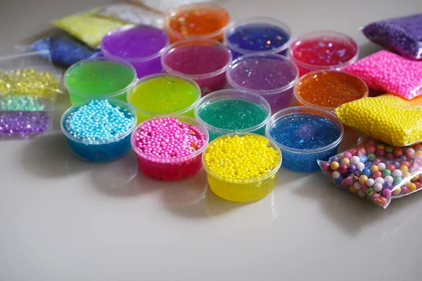 Slimes colorés déconcentrés à l'intérieur des boîtes en plastique . — Photo