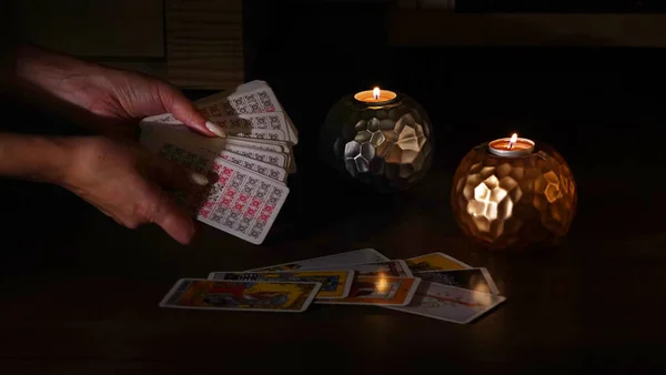 З картками таро та свічками, розказуючи про статок, езотеричні символи . — стокове фото