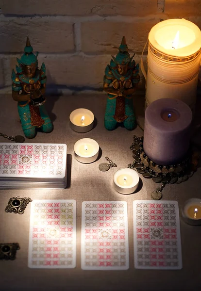 Фортуна-розповідь на картках таро на столі зі свічкою — стокове фото