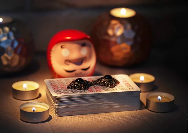 Фортуна-розповідь на картках таро на столі зі свічкою — стокове фото