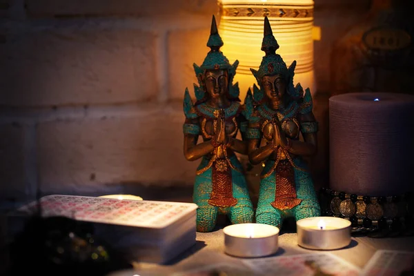 Fortune-telling pe cărți de tarot pe masă cu o lumânare — Fotografie, imagine de stoc