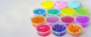 Çocuklar oyuncağa yapışır, manzarayı kapatır, evde sümük yapar. 