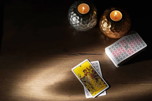 Con cartas del tarot, y velas, adivinación, símbolos esotéricos . — Foto de Stock