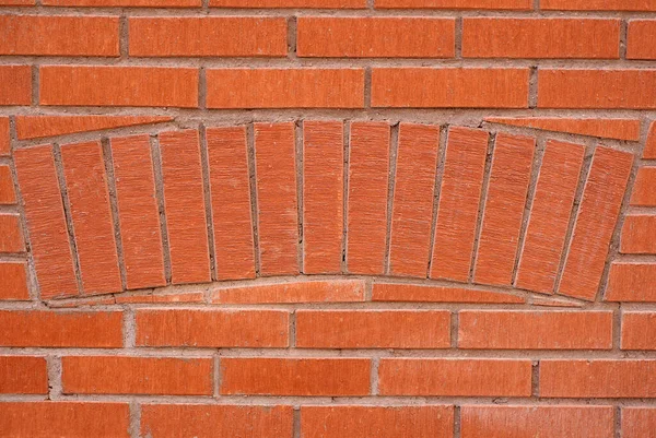 Parede de tijolo vermelho, alvenaria em um semicírculo — Fotografia de Stock