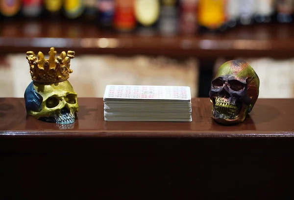 Adivinhação em cartas de tarô tradicionais na mesa, crânios — Fotografia de Stock