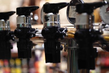 Bardaki bira muslukları. Hiç kimse. Seçici odaklanma. Alkol kavramı