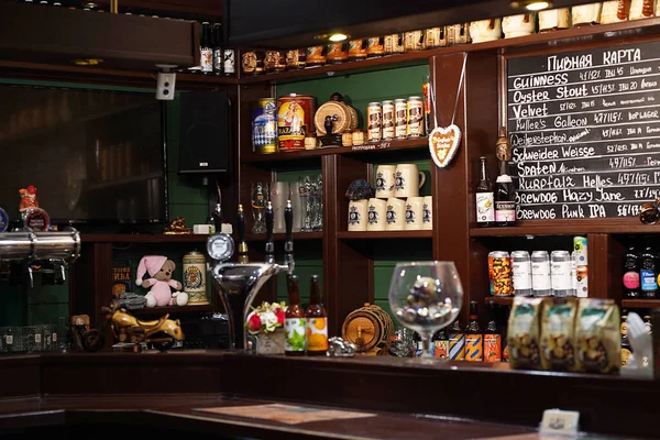 Это интерьер современного паба для питья и общения, пивной бар — стоковое фото