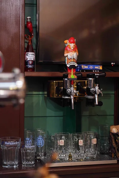 Les robinets de bière dans un pub. Personne. Concentration sélective. Concept d'alcool — Photo