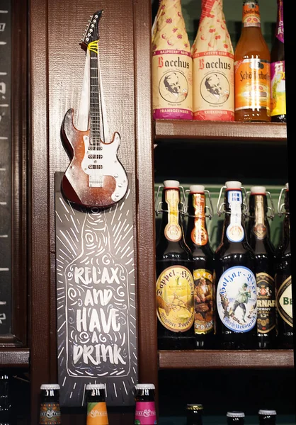 Este é o interior do pub moderno para beber e socializar, bar de cerveja — Fotografia de Stock