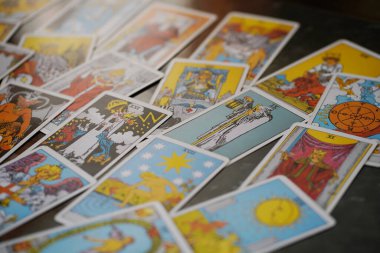 Karışık, dağınık ve rastgele düzenlenmiş tarot kartları yığını.. 