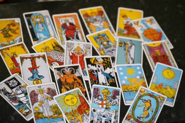 Karışık, dağınık ve rastgele düzenlenmiş tarot kartları yığını.. 