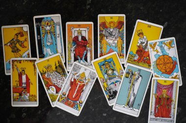 Karışık, dağınık ve rastgele düzenlenmiş tarot kartları yığını.. 