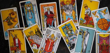 Karışık, dağınık ve rastgele düzenlenmiş tarot kartları yığını.. 