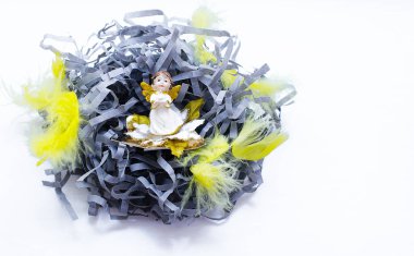 Yuvanın Paskalya kompozisyonu, sarı tüyler ve bir melek. Mutlu Paskalyalar