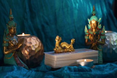 Tarot kartları ve mumlarla odaklanmış mistik ayin.. 