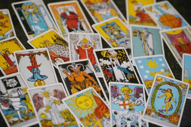 Karışık, dağınık ve rastgele düzenlenmiş tarot kartları yığını.. 