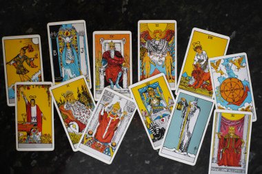 Karışık, dağınık ve rastgele düzenlenmiş tarot kartları yığını.. 