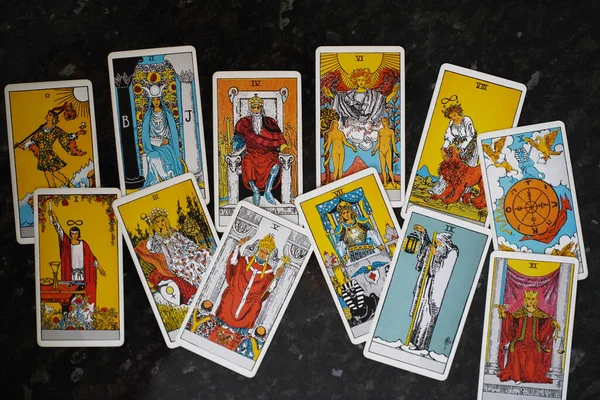 Pila de cartas del tarot mezcladas, dispersas y dispuestas al azar . — Foto de Stock