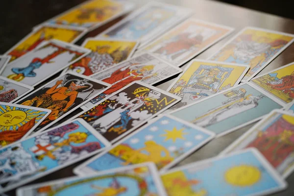 Stapel von Tarotkarten durcheinander, verstreut und willkürlich angeordnet. Stockbild