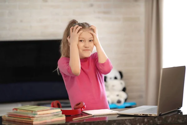 Emotioneel portret van schoolmeisje studeren huiswerk, home schooler — Stockfoto