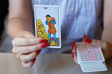 Tarot kartları ve mumlarla odaklanmış mistik ayin.. 