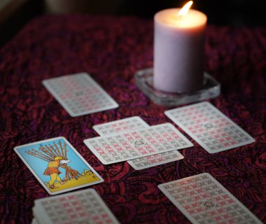 Tarot kartları ve mumlarla odaklanmış mistik ayin.. 