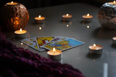 Tarot kartları ve mumlarla odaklanmış mistik ayin.. 