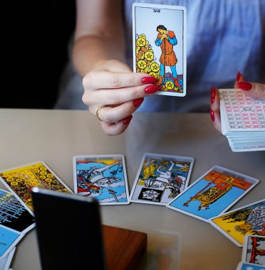 Tarot kartları ve mumlarla odaklanmış mistik ayin.. 