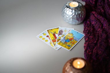 Tarot kartları ve mumlarla odaklanmış mistik ayin.. 