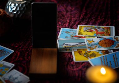 Tarot kartları ve mumlarla odaklanmış mistik ayin.. 