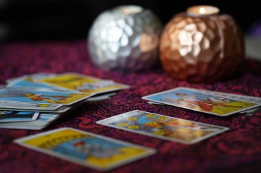 Tarot kartları ve mumlarla odaklanmış mistik ayin.. 