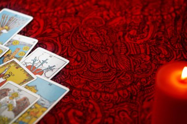 Tarot kartları ve mumlarla odaklanmış mistik ayin.. 